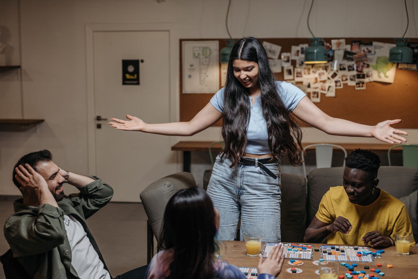 Amigos reunidos ao redor de uma mesa durante um jogo