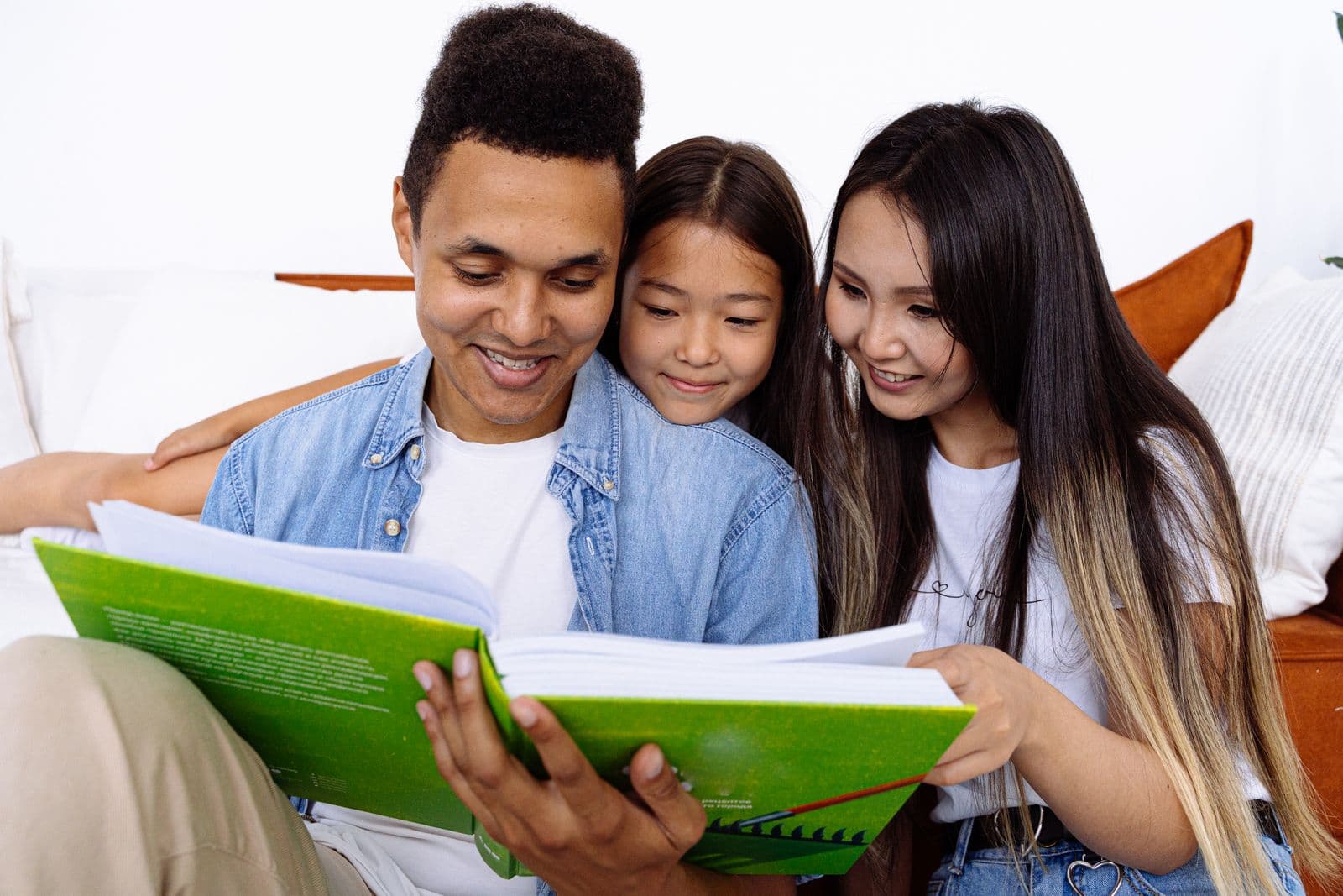 Família reunida no sofá para uma leitura compartilhada