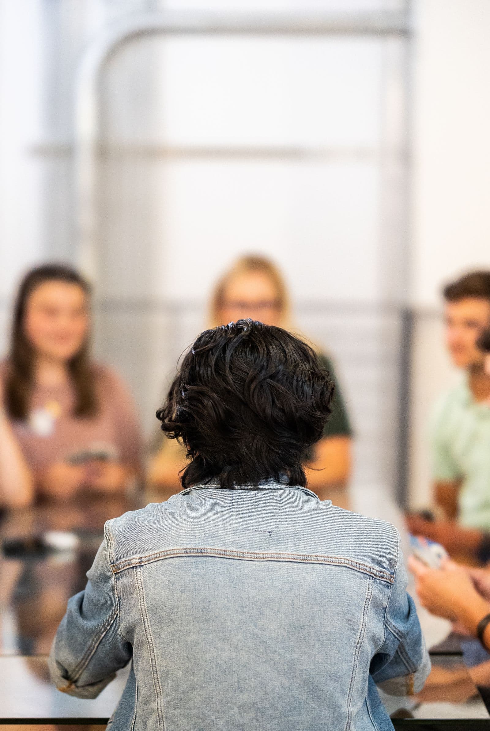 Grupo de jovens sentado em roda durante uma conversa