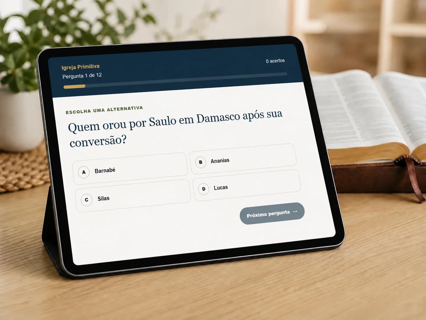 Quiz bíblico aberto em um tablet ao lado de uma Bíblia